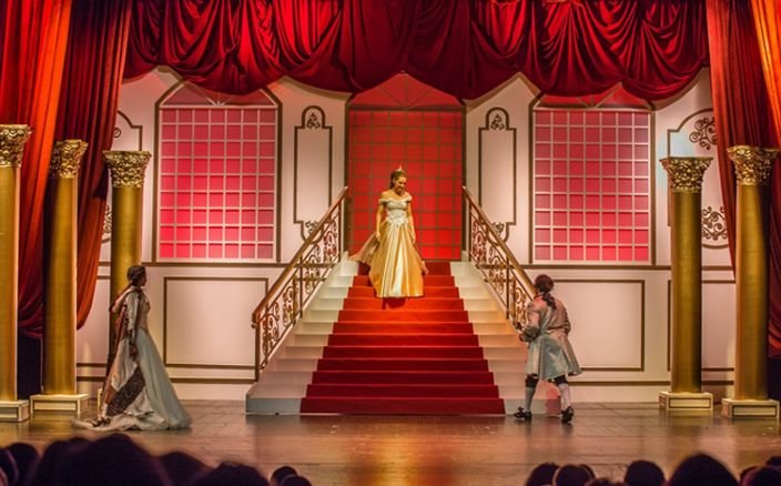 <span  class="uc_style_uc_tiles_grid_image_elementor_uc_items_attribute_title" style="color:#ffffff;">Ana Paula Rocha - Teatro - A bela e o monstro – Novembro 2014 - 001</span>