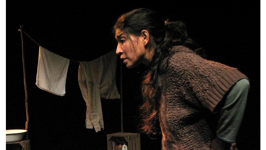 <span  class="uc_style_uc_tiles_grid_image_elementor_uc_items_attribute_title" style="color:#ffffff;">Ana Paula Rocha - Teatro - Canção do Vale - Outubro 2008 - 004</span>