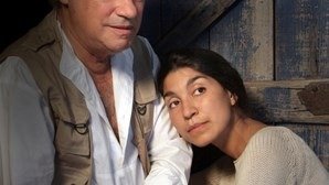 <span  class="uc_style_uc_tiles_grid_image_elementor_uc_items_attribute_title" style="color:#ffffff;">Ana Paula Rocha - Teatro - Facas nas galinhas - Novembro 2009 - 001</span>