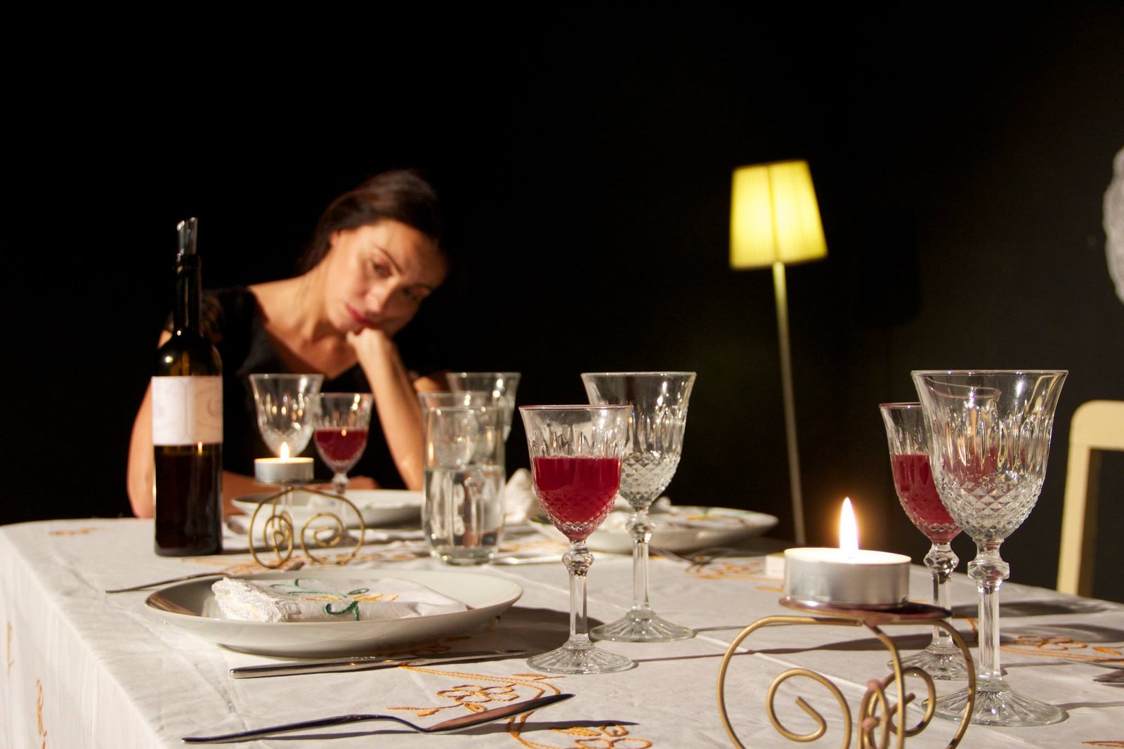 <span  class="uc_style_uc_tiles_grid_image_elementor_uc_items_attribute_title" style="color:#ffffff;">Ana Paula Rocha - Teatro - Jantar de família - Dezembro 2013 - 002</span>