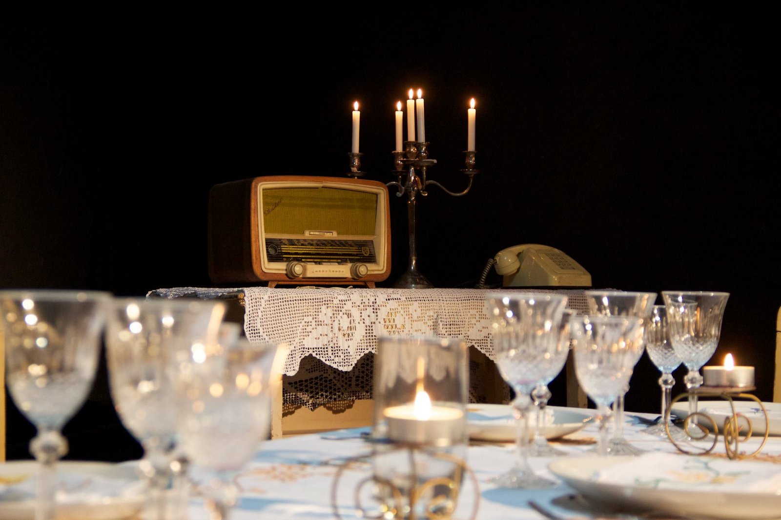 <span  class="uc_style_uc_tiles_grid_image_elementor_uc_items_attribute_title" style="color:#ffffff;">Ana Paula Rocha - Teatro - Jantar de família - Dezembro 2013 - 004</span>