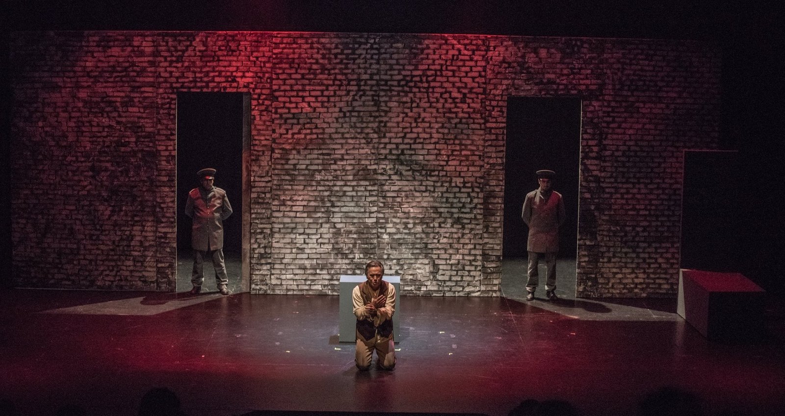 <span  class="uc_style_uc_tiles_grid_image_elementor_uc_items_attribute_title" style="color:#ffffff;">Ana Paula Rocha - Teatro - O último dia de um condenado - Dezembro 2017 - 001</span>