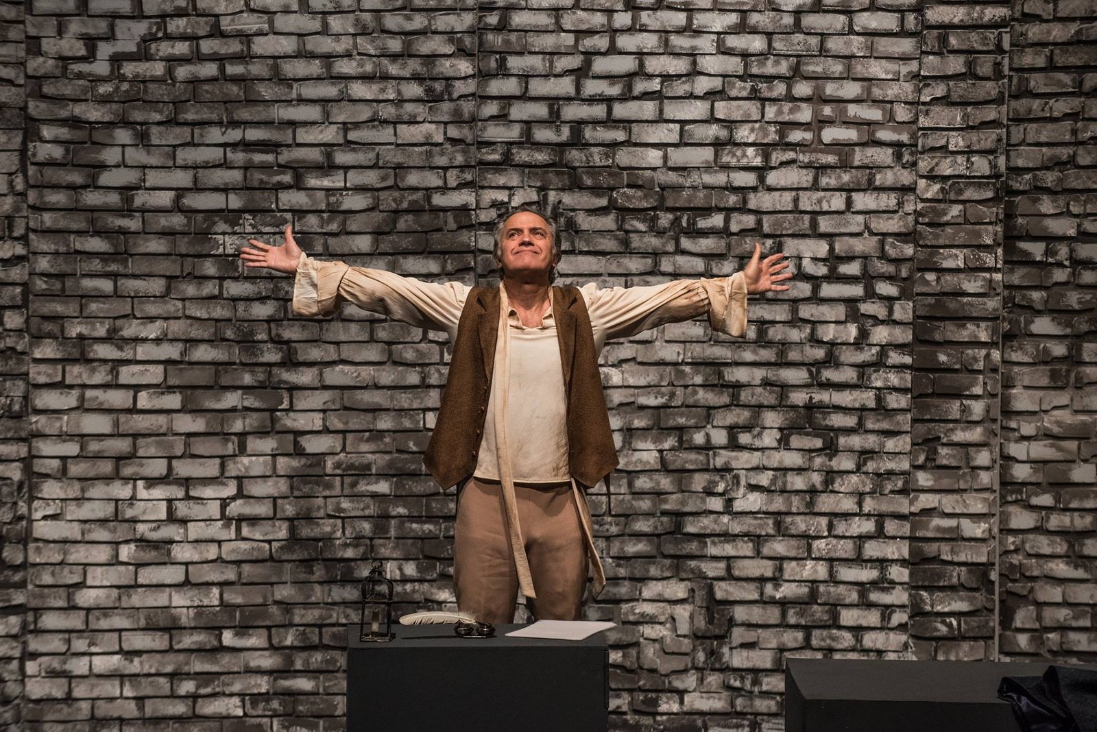 <span  class="uc_style_uc_tiles_grid_image_elementor_uc_items_attribute_title" style="color:#ffffff;">Ana Paula Rocha - Teatro - O último dia de um condenado - Dezembro 2017 - 003</span>