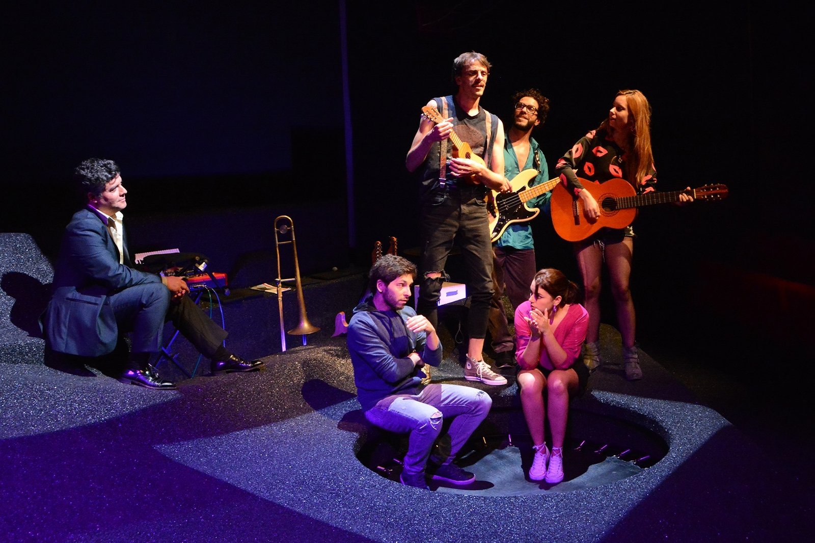 <span  class="uc_style_uc_tiles_grid_image_elementor_uc_items_attribute_title" style="color:#ffffff;">Ana Paula Rocha - Teatro - A Golpada - Junho 2019 - 001</span>