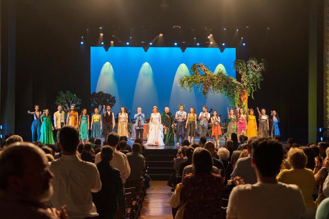 <span  class="uc_style_uc_tiles_grid_image_elementor_uc_items_attribute_title" style="color:#ffffff;">Ana Paula Rocha - Teatro - Sonho de uma noite de Verão – Maio 2019 - 007</span>